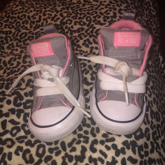 Gray and pink CONVERSE for a toddler size 5!!! - Picture 5 of 8
